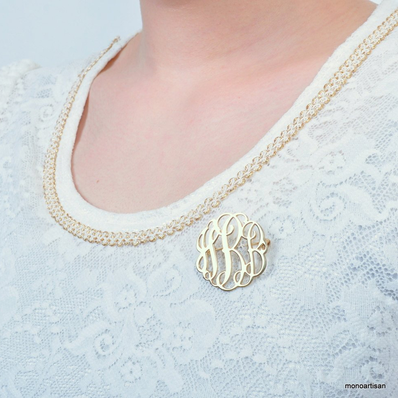 Pins Brooches Custom Name Letters Monogram Personalized Stainless Steel Abbreviation Initials Brooch Jewelry Bridesmaid Gifts 230727