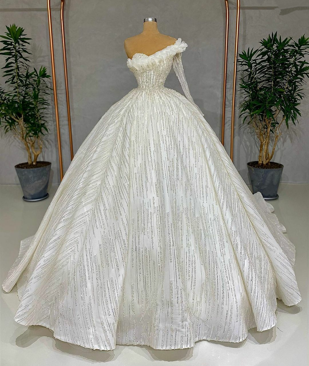 Sparkly Ball Gown Wedding Dresses One Long Sleeve Bateau Sequins Applique Ruffles Zipper 3D Lace Diamonds Beads Plus Size Bridal Gowns Custom Made Ves