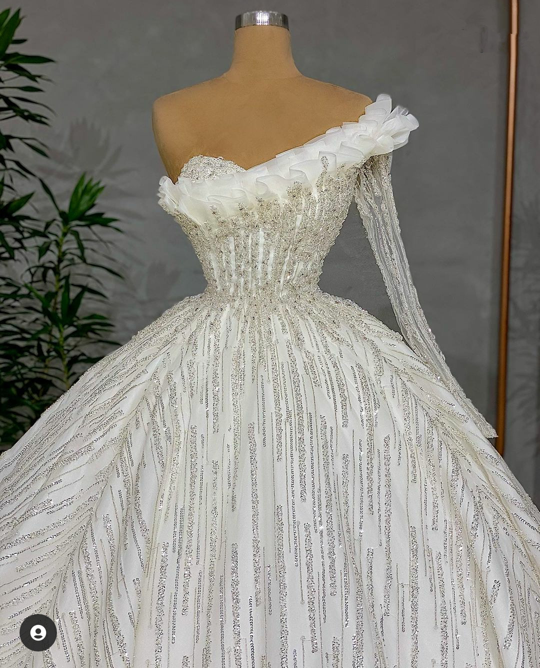 Sparkly Ball Gown Wedding Dresses One Long Sleeve Bateau Sequins Applique Ruffles Zipper 3D Lace Diamonds Beads Plus Size Bridal Gowns Custom Made Ves