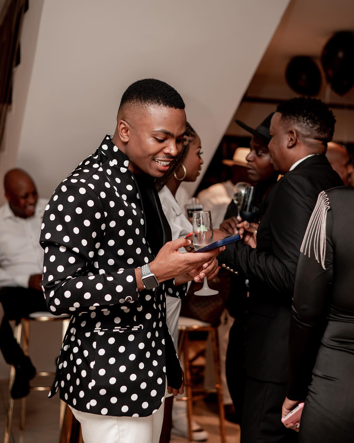 Fashion 2 Pieces Wedding Tuxedos Men Suits Dot Pattern Shawl Lapel One Button Customize Coat Solid Color Pants Fashion Casual Prom Party Tailored