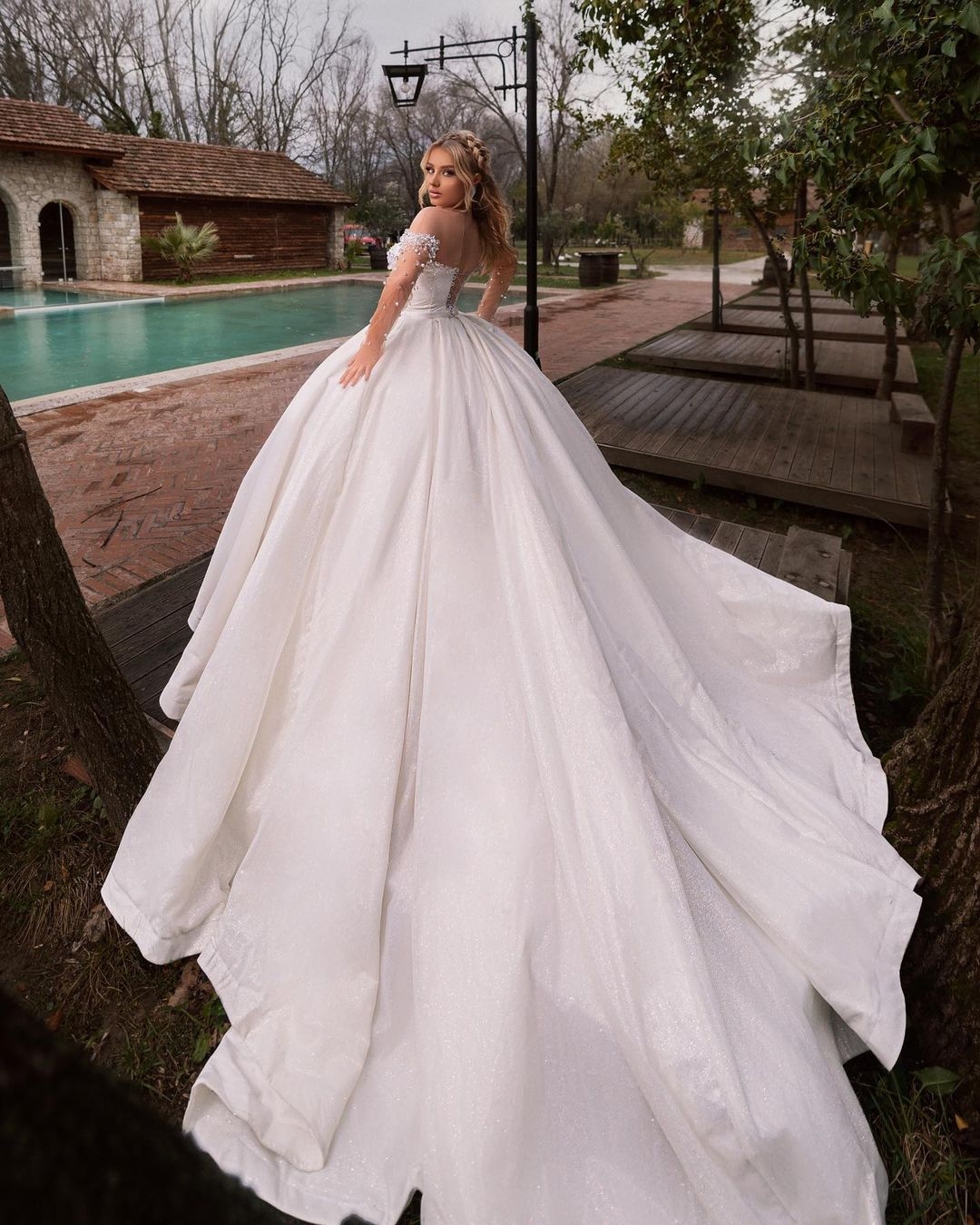 Crystal Ball Wedding Dresses Sheer Neck Beaded Glitter Bridal Gown Long Sleeve Princess Arabic Dubai Robe De Mariee