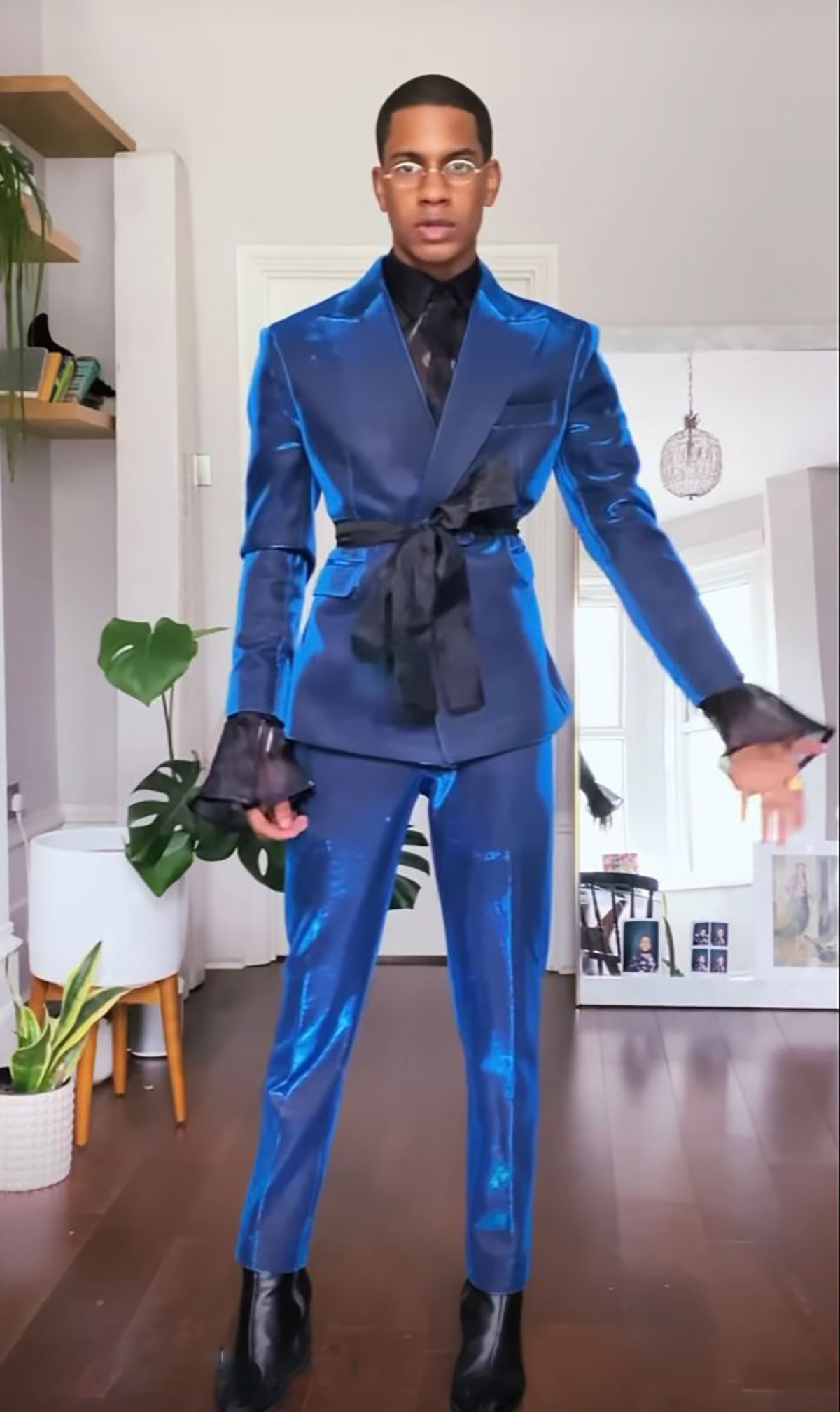 Shiny Blue Men Wedding Tuxedos 2 Pieces Peaked Lapel Formal Prom Party Customized Jacket Pants Groom Evening Fashion Show Wear