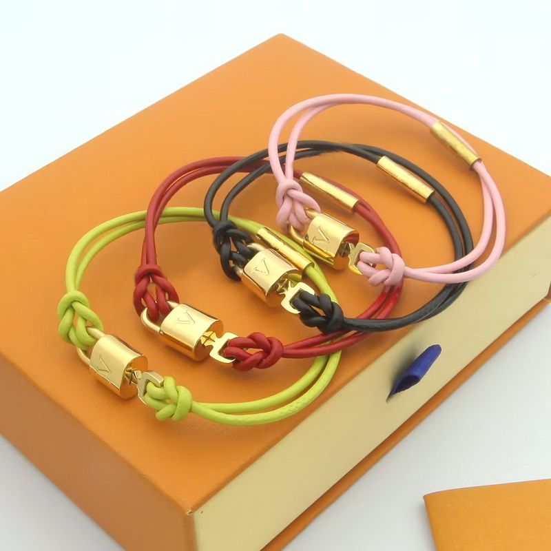 Europe America Fashion Lady Women Engraved V Letter Flower Gold Color Hardware Leather Padlock Bracelet Lock Key Bangle M8141F
