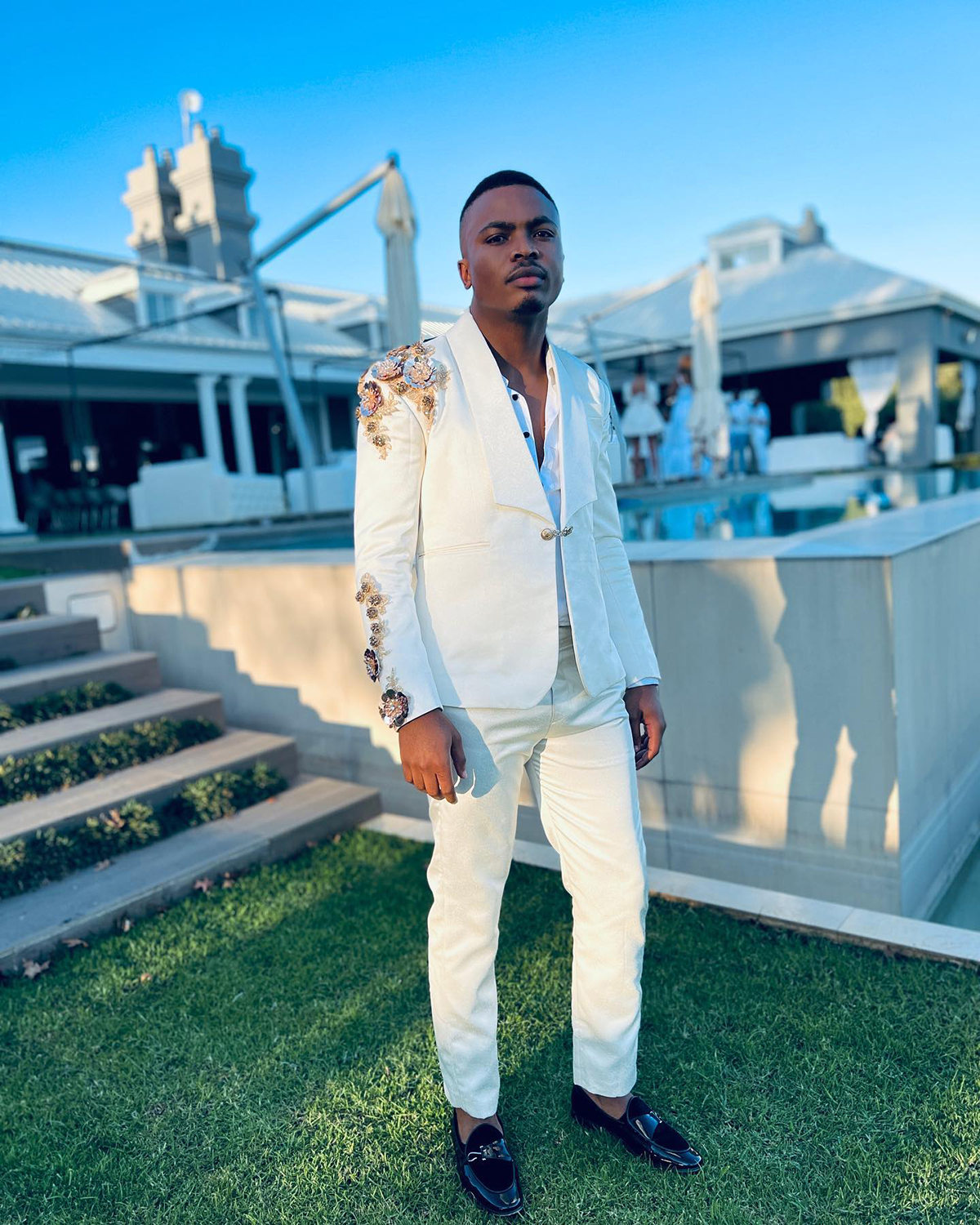 Fashion 2 Pieces Wedding Tuxedos Men Suits 3D Flower Appliques Shawl Lapel One Button Customize Coat Solid Color Pants Fashion Casual Prom Party Tailo