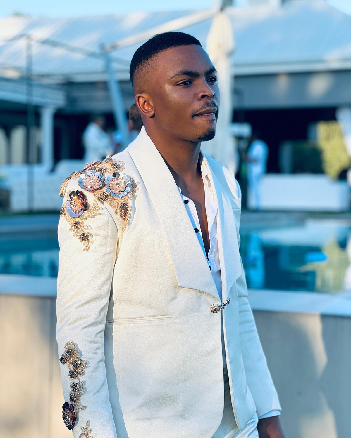 Fashion 2 Pieces Wedding Tuxedos Men Suits 3D Flower Appliques Shawl Lapel One Button Customize Coat Solid Color Pants Fashion Casual Prom Party Tailo