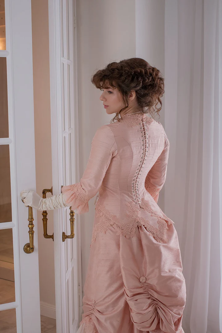 Vintage Pink Victorian Bustle Evening Dresses Corset Historical Costume Prom Party Gowns Ruched Sweetheart Half Sleeves Court Train Women Special Occa