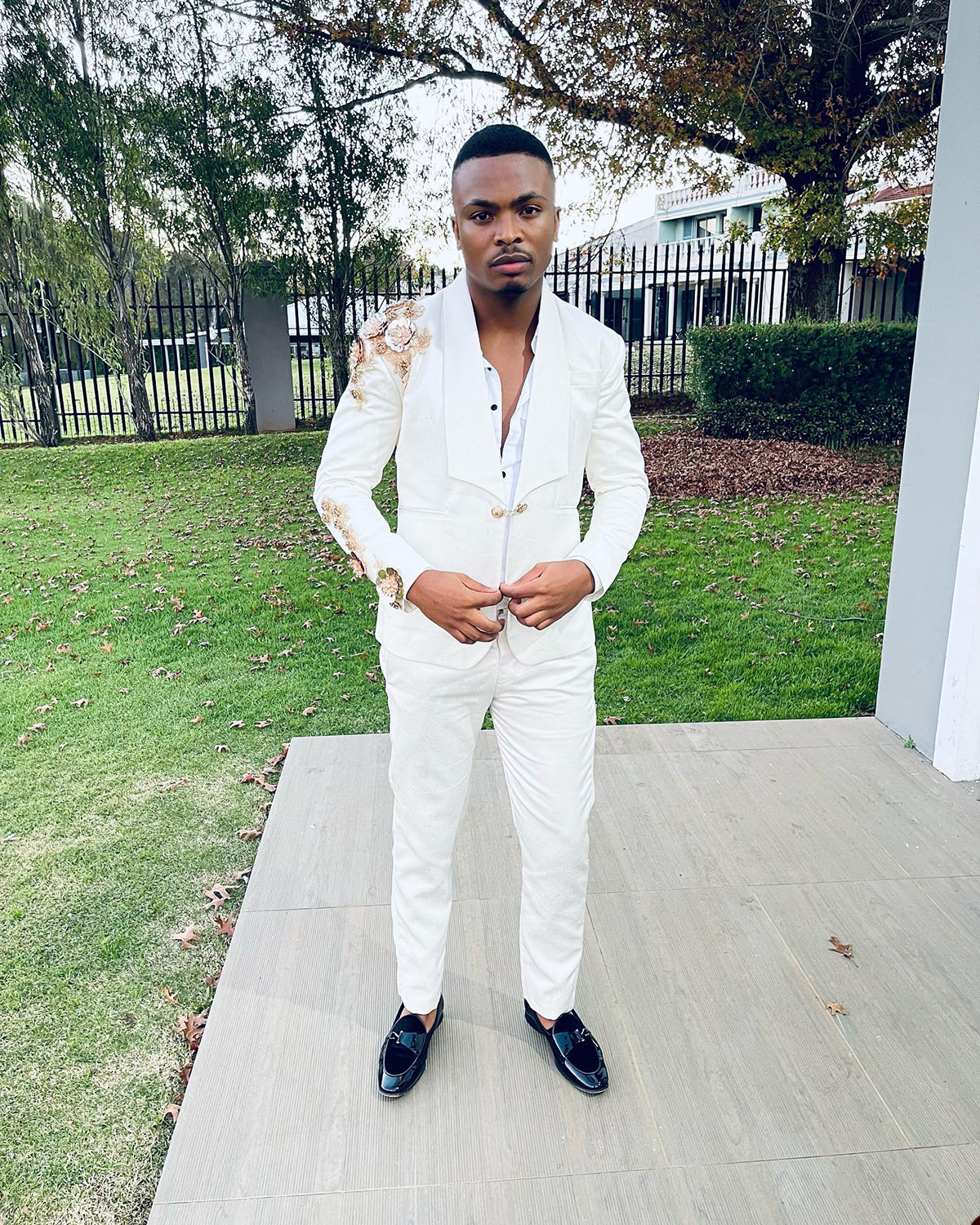 Fashion 2 Pieces Wedding Tuxedos Men Suits 3D Flower Appliques Shawl Lapel One Button Customize Coat Solid Color Pants Fashion Casual Prom Party Tailo