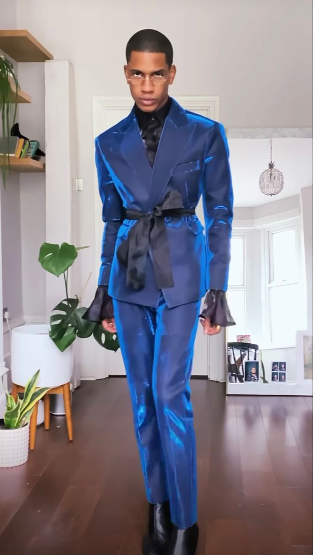 Shiny Blue Men Wedding Tuxedos 2 Pieces Peaked Lapel Formal Prom Party Customized Jacket Pants Groom Evening Fashion Show Wear