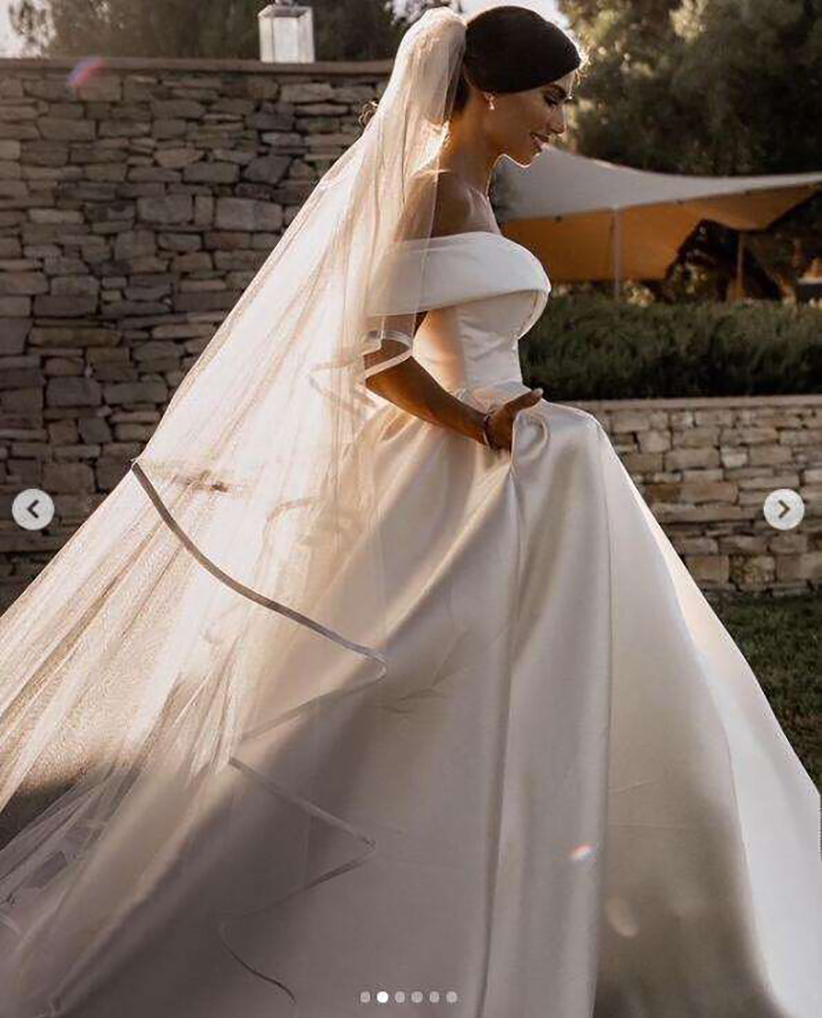 2023 Princess Wedding Dresses Satin Vintage Off The Shoulder Wedding Bride Dresses Long Train White Ivory Wedding Ball Gown