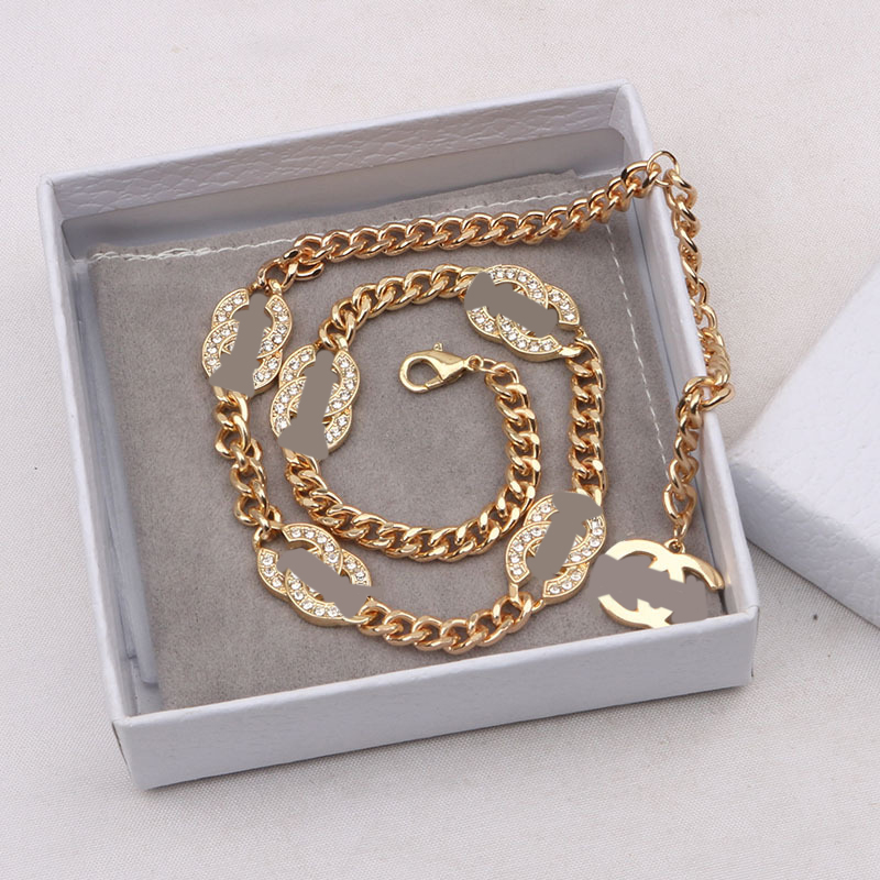 Designer Letter Retro Pendant Necklaces Chain Gold Plated Pearl Crysatl Rhinestone Necklace for Women Wedding Christm Party Jewerlry Accessories 20style