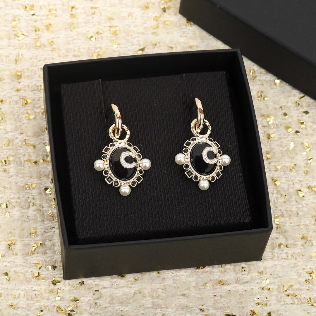 2023 Luxury quality Charm drop earring with diamond and black color design have box stamp nature shell beads PS7764A
2023 Luxury quality Charm drop earring with diamond and black color design have box stamp nature shell beads PS7764A