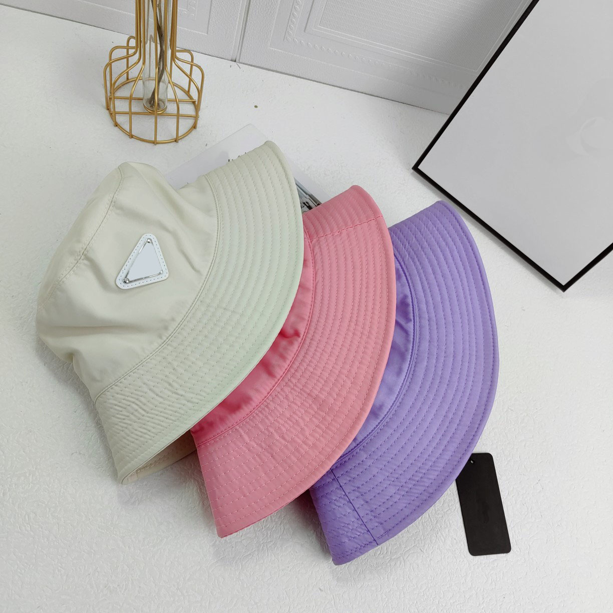 23ss P Family Luxurys Designer Wide Brim Hats Summer Beach Designer Letter Bucket Hats Men and Women PU Leather Fashion Hat Print Casual, Beige
23ss P Family Luxurys Designer Wide Brim Hats Summer Beach Designer Letter Bucket Hats Men and Women PU Leather Fashion Hat Print Casual, Beige