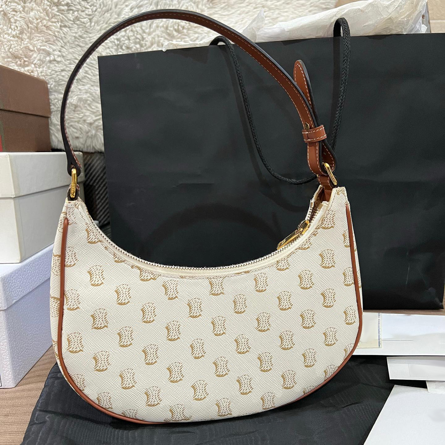 Three colors Underarm Bag Luxury Designer TRIOMPHE AVA Cases celins Genuine leather handbag womens Shoulder crossbody Bags mens pouch tote top quality clutch bag, Black mon0gram
Three colors Underarm Bag Luxury Designer TRIOMPHE AVA Cases celins Genuine leather handbag womens Shoulder crossbody Bags mens pouch tote top quality clutch bag, Black mon0gram