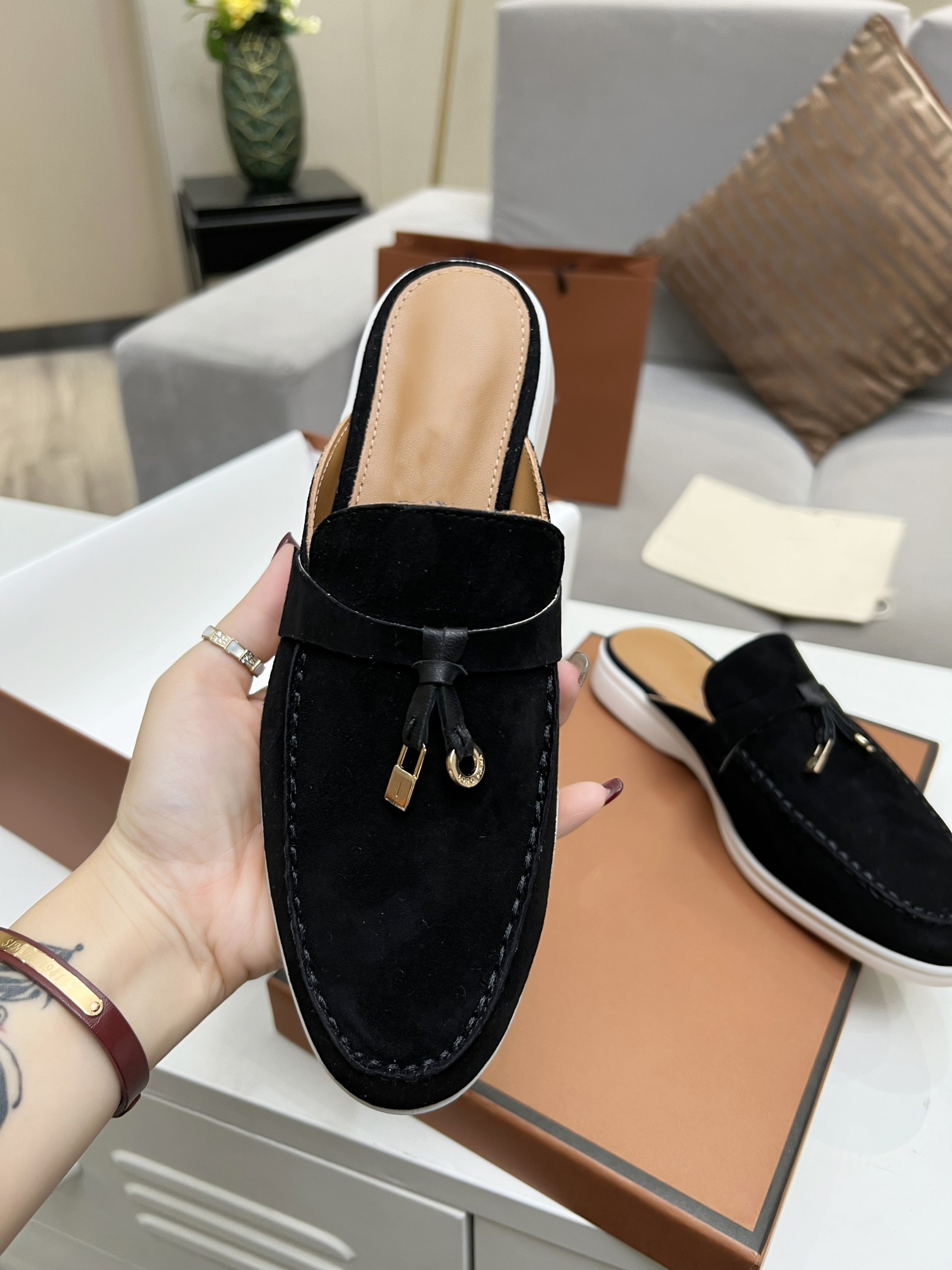 Summer Charms slides embellished LORO PIANA suede slippers Luxe sandals shoes Genuine leather open toe casual flats for women Luxurys gAj#, White
Summer Charms slides embellished LORO PIANA suede slippers Luxe sandals shoes Genuine leather open toe casual flats for women Luxurys gAj#, White