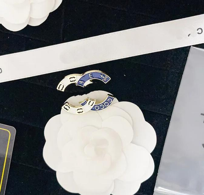 23ss Fashion Brand Letter Designer Brooches High-Quality Letters Pins Hollow Women Rhinestone Pearl Party Metal Jewerlry Accessories Gift with Figure Stamp
23ss Fashion Brand Letter Designer Brooches High-Quality Letters Pins Hollow Women Rhinestone Pearl Party Metal Jewerlry Accessories Gift with Figure Stamp