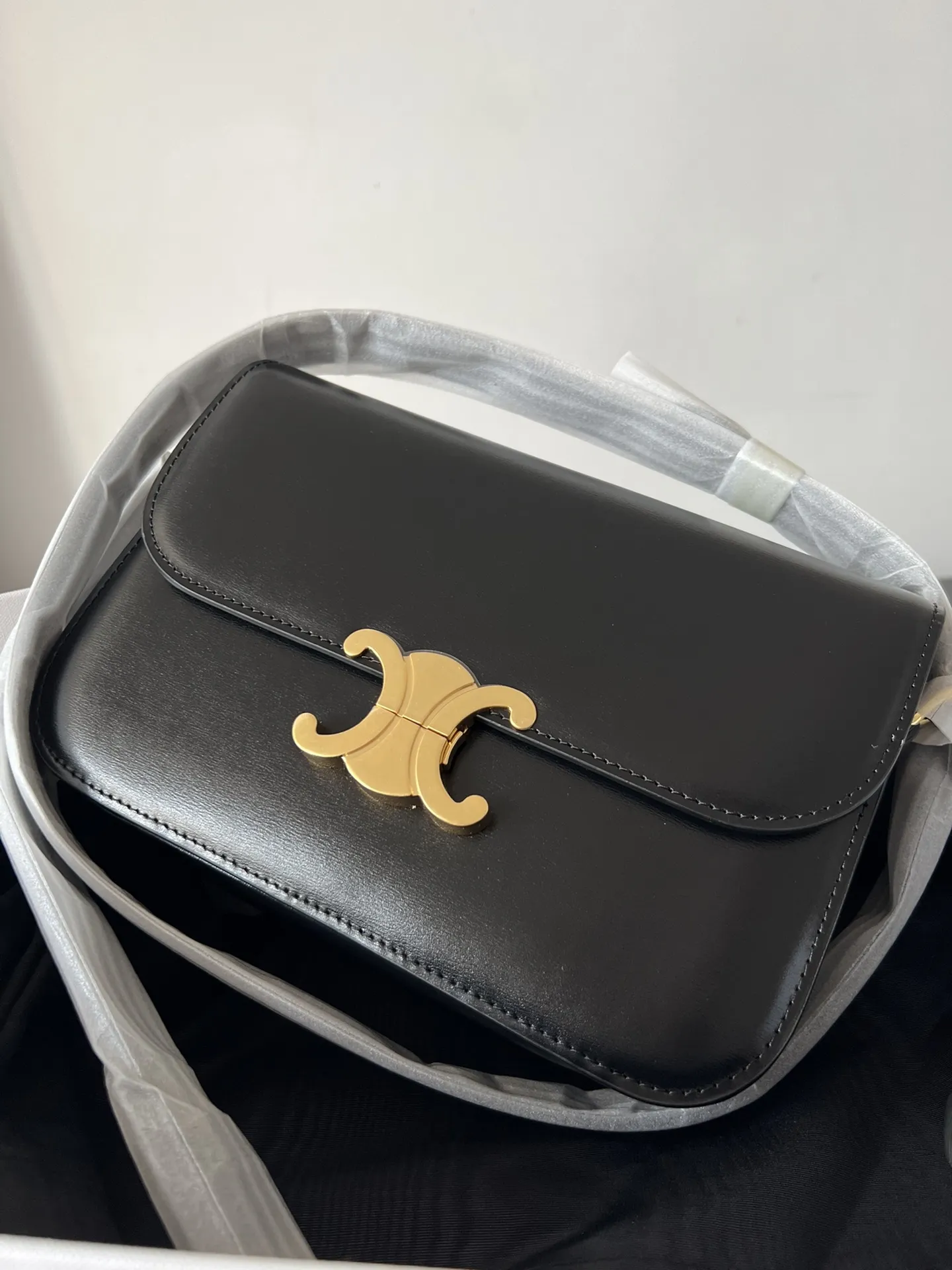 Famous 2023 Designer bags 10A quality lady fashion Handbag triomphe delicate cowhide Shoulder Bag high sense Messenger Envelope cross body purse hobos package, Black
Famous 2023 Designer bags 10A quality lady fashion Handbag triomphe delicate cowhide Shoulder Bag high sense Messenger Envelope cross body purse hobos package, Black
