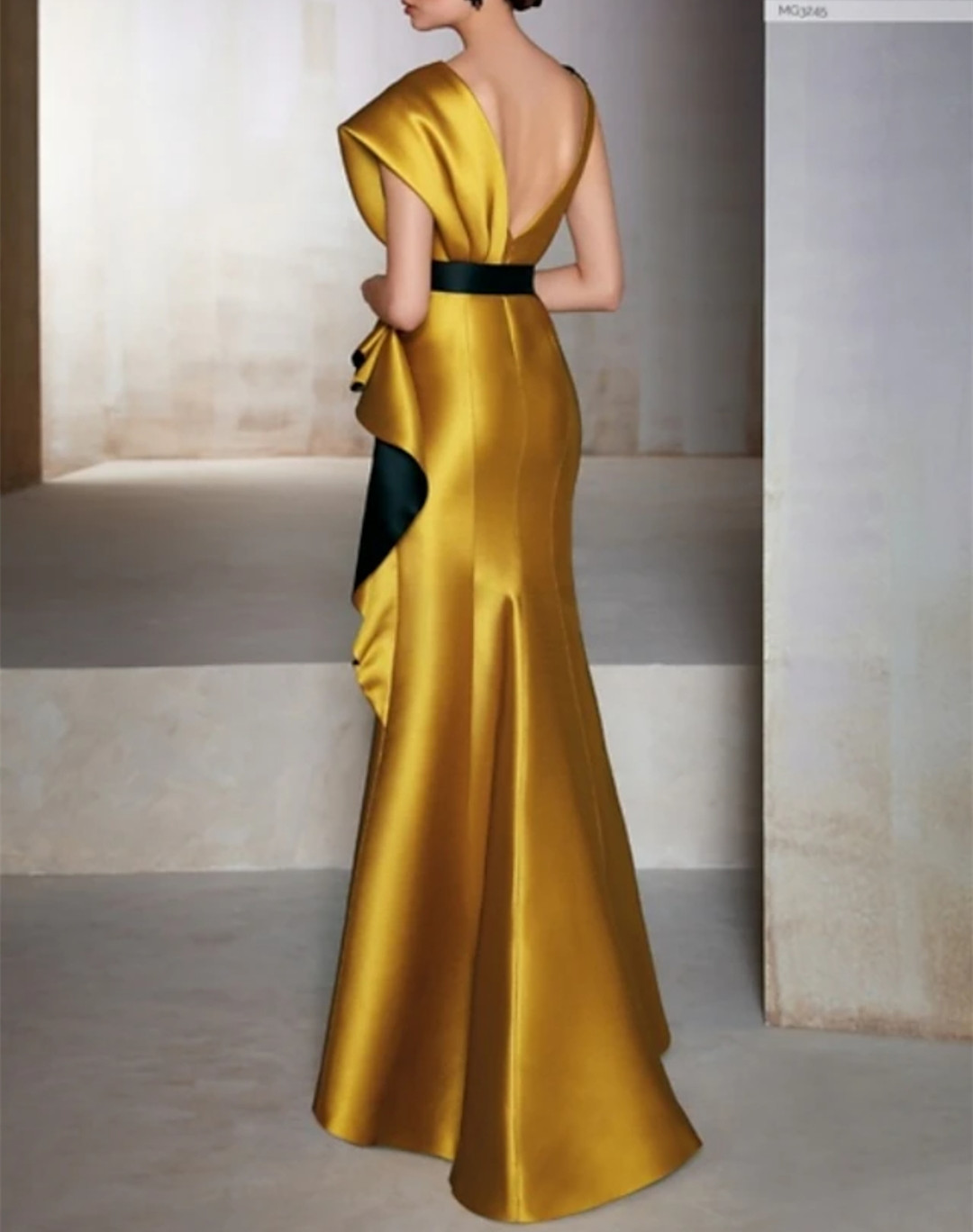 Elegant Long Satin Gold Mother of the Bride Dresses With Sash Sheath Lace Pleated Floor Length Mom of The Groom Dress Jewel Neck Black Godmother Dress