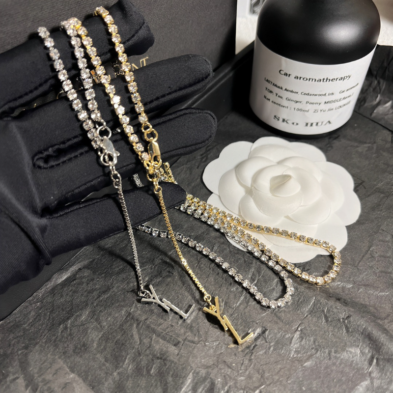 Designer Pendant Necklace Silver for Women Delicate Fashion Style Necklaces Popular Classic Brand Selected Gift Luxury Quality Gifts Family Friend Couple
Designer Pendant Necklace Silver for Women Delicate Fashion Style Necklaces Popular Classic Brand Selected Gift Luxury Quality Gifts Family Friend Couple