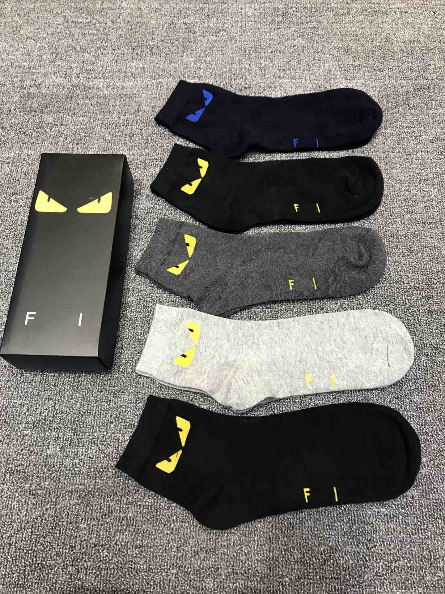 Designer Luxury fendyity Mid-tube Socks Fashion Mens And Womens Casual Cotton Breathable Little Monster Eyes Printed 5 Pairs Sock With Box
Designer Luxury fendyity Mid-tube Socks Fashion Mens And Womens Casual Cotton Breathable Little Monster Eyes Printed 5 Pairs Sock With Box
