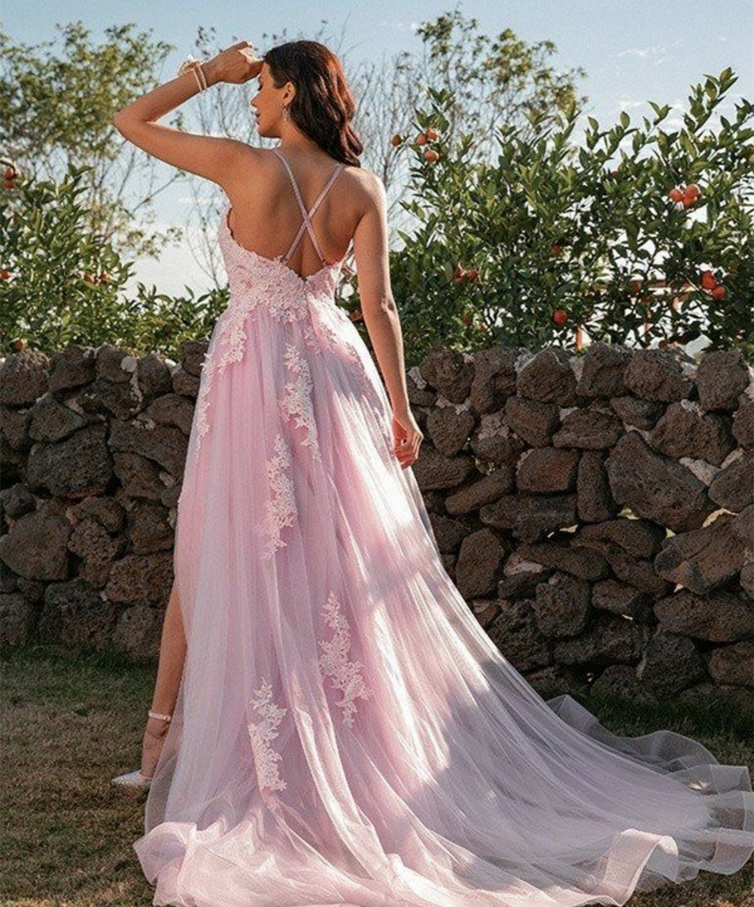 Classic Long Pink Tulle V-Neck Evening Dresses With Slit A-Line Lace Spaghetti Straps Criss Cross Back Prom Dress Sweep Train Party Dresses for Women