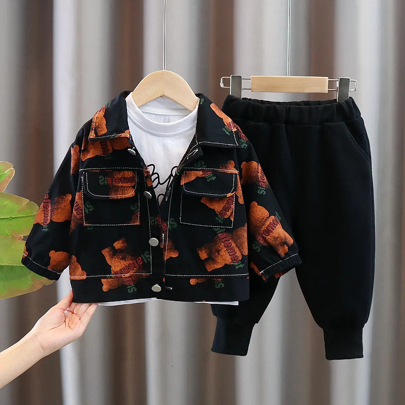 Clothing Sets Spring Autumn Korean Children Boy 3PCS Clothes Set Letter Top Bear Printed Jacket Coat Jogger Pant Baby Suit Kid Outfits 231102
