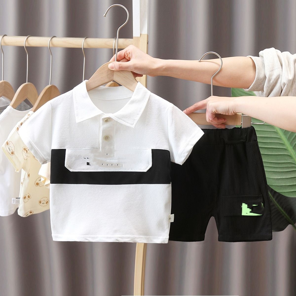 Clothing Sets Brand clothing Designer B suit spliced checked short sleeve pullover horse neck T-shirt High waist loose shorts brand name baby clothing set 90-160CM 8
Clothing Sets Brand clothing Designer B suit spliced checked short sleeve pullover horse neck T-shirt High waist loose shorts brand name baby clothing set 90-160CM 8
