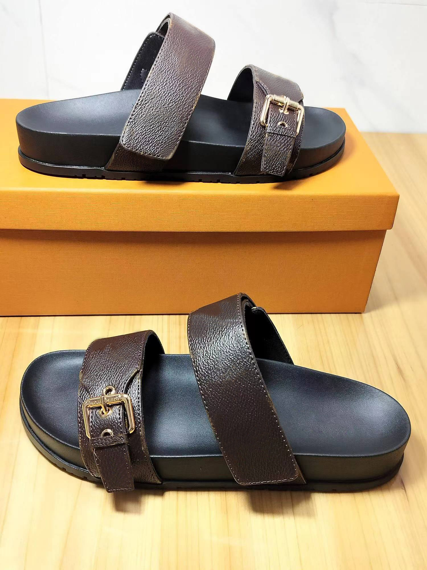 slipper BOM DIA FLAT MULE 1A3R5M Cool Effortlessly Stylish Slides 2 Straps with Adjusted Gold Buckles Women and Men Summer Slippers sandals have box size 35-46
slipper BOM DIA FLAT MULE 1A3R5M Cool Effortlessly Stylish Slides 2 Straps with Adjusted Gold Buckles Women and Men Summer Slippers sandals have box size 35-46