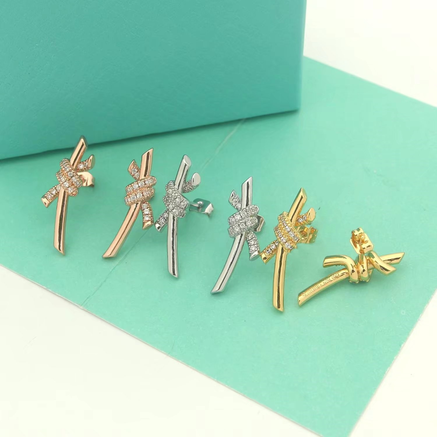 tiffany New Style Stainless Steel Fashion 14mm T Ear Stud Jewelry Heart-Shaped Pendant Earrings Love Earrings For Women's Party Wedding Gifts Wholesale
tiffany New Style Stainless Steel Fashion 14mm T Ear Stud Jewelry Heart-Shaped Pendant Earrings Love Earrings For Women's Party Wedding Gifts Wholesale