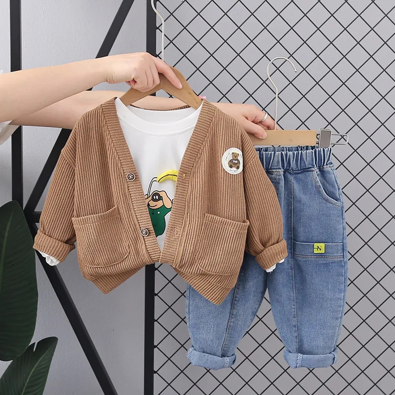 Clothing Sets Spring Autumn Children Boy 3PCS Clothes Set Cartoon Top Bear Sticker Sweater Cardigan Coat Suit Jeans Pant Baby Outfits 231102