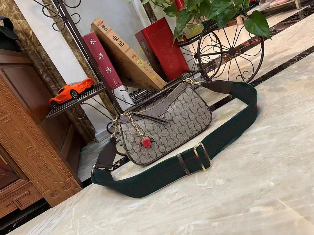 2023 Designers bag monograms Handbags Fashions Steamer classics Messenger Handbag Fashion Brands Crossbody Bags Crescent package, Blue
2023 Designers bag monograms Handbags Fashions Steamer classics Messenger Handbag Fashion Brands Crossbody Bags Crescent package, Blue