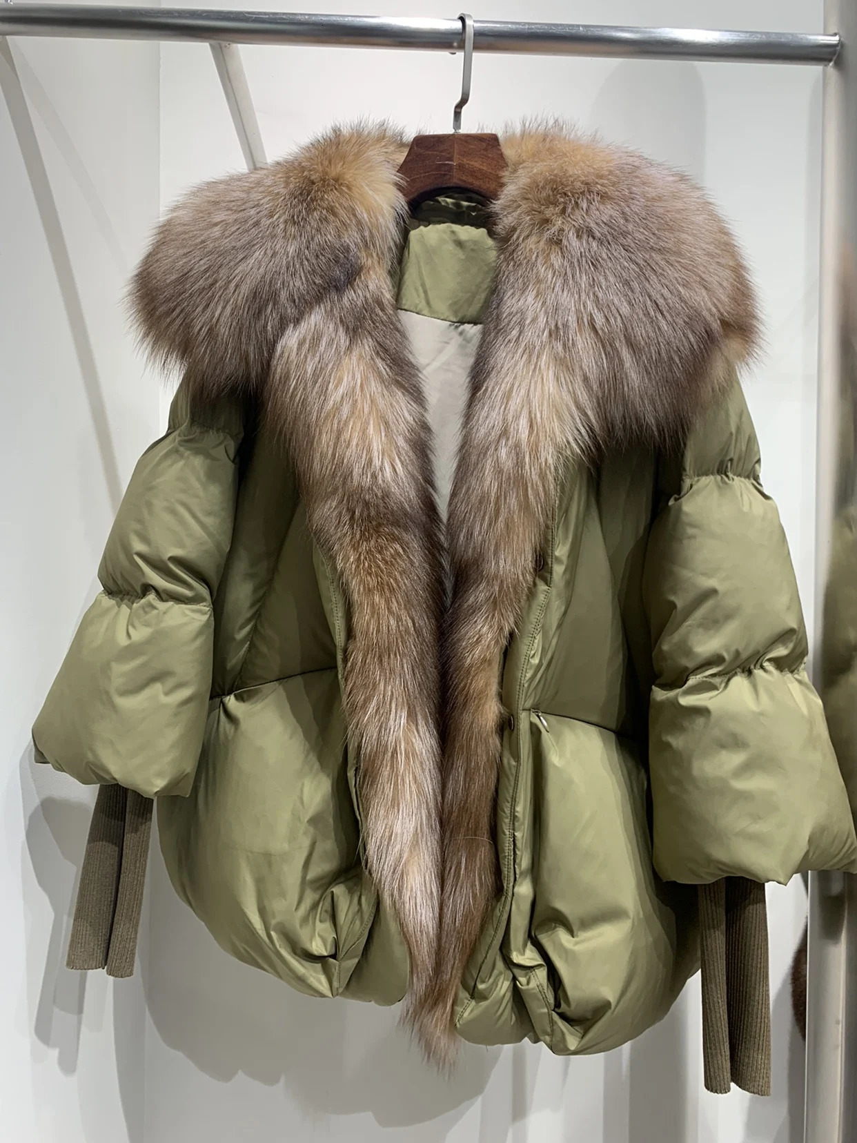 Womens Fur Faux Fur s Super Large Real Silver Fox Fur Collar With Knit Sleeve Fashion Outerwear Winter Women Coat White Duck Down Jacket 231102