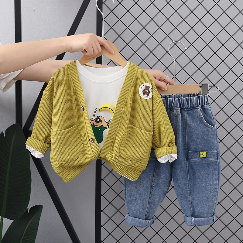 Clothing Sets Spring Autumn Children Boy 3PCS Clothes Set Cartoon Top Bear Sticker Sweater Cardigan Coat Suit Jeans Pant Baby Outfits 231102