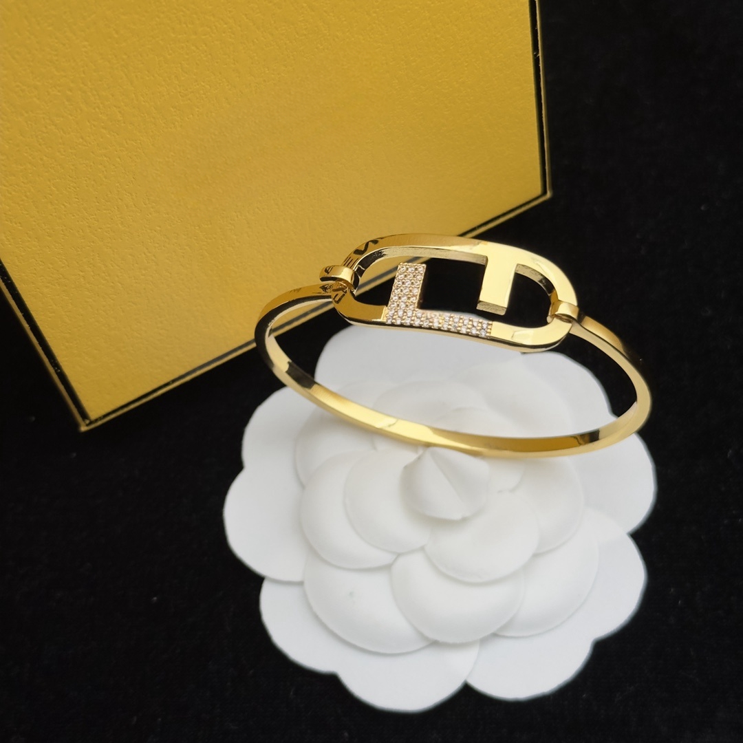 Luxury designer designs elegant and stylish women's letter bracelets for Christmas gifts and jewelry