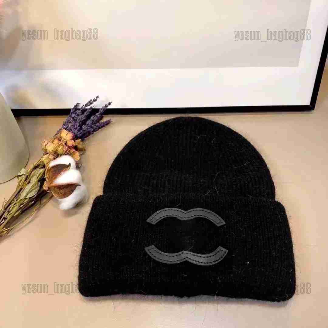 Designer Luxury Channel Classic Knitted Hat Winter Warm Fashion Cap Popular Thickened Leather Logo Beanie Versatile Mens And Womens Headwear
Designer Luxury Channel Classic Knitted Hat Winter Warm Fashion Cap Popular Thickened Leather Logo Beanie Versatile Mens And Womens Headwear