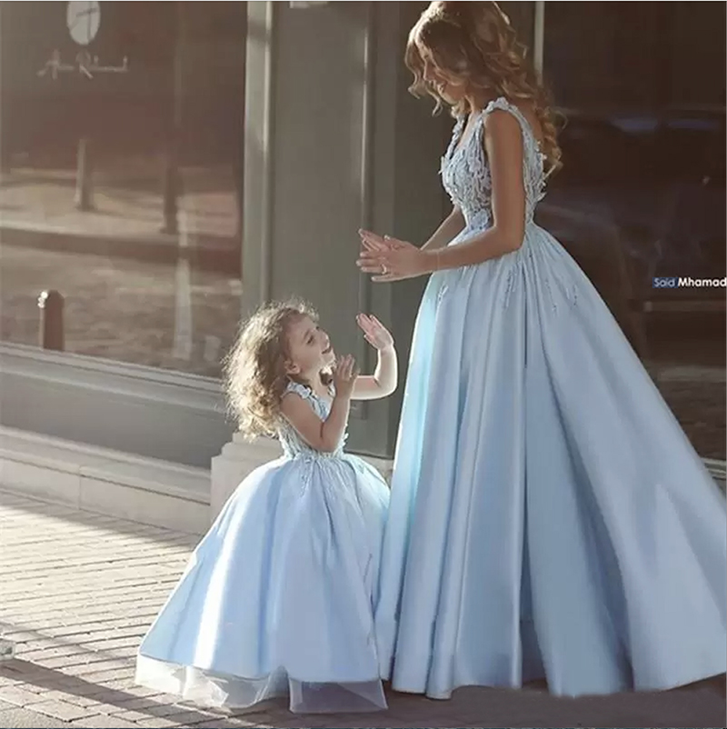 Beauty Daughter and Mother Dresses Sky Blue Satin Lace Applique V Neck Floor Length Pageant Gowns Wedding Party Flower Girls' Dress