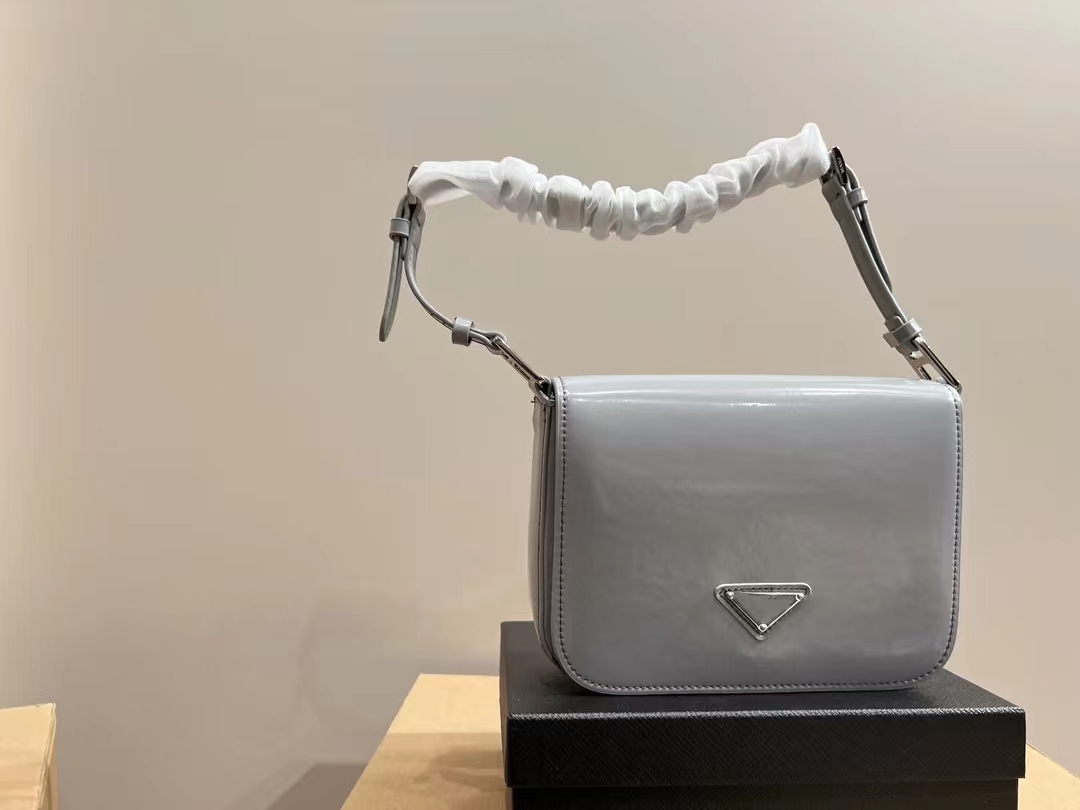 Luxury designer women's shoulder bag patent leather women's crossbody bag fashion trend all-match small square bag, Black
Luxury designer women's shoulder bag patent leather women's crossbody bag fashion trend all-match small square bag, Black