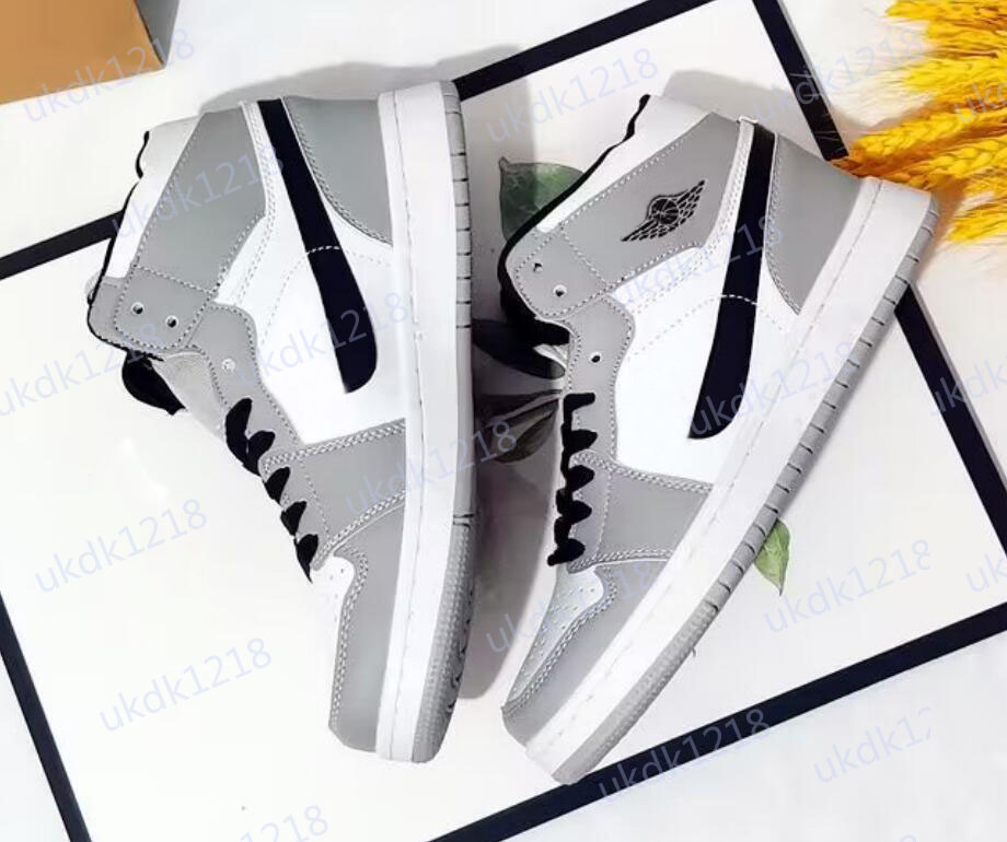 Mens Basketball Shoes Jumpman 1 Mid Light Smoke ManBasketballShoes 554724-092 GREY BLACK-WHITE high top Sneakers men
Mens Basketball Shoes Jumpman 1 Mid Light Smoke ManBasketballShoes 554724-092 GREY BLACK-WHITE high top Sneakers men