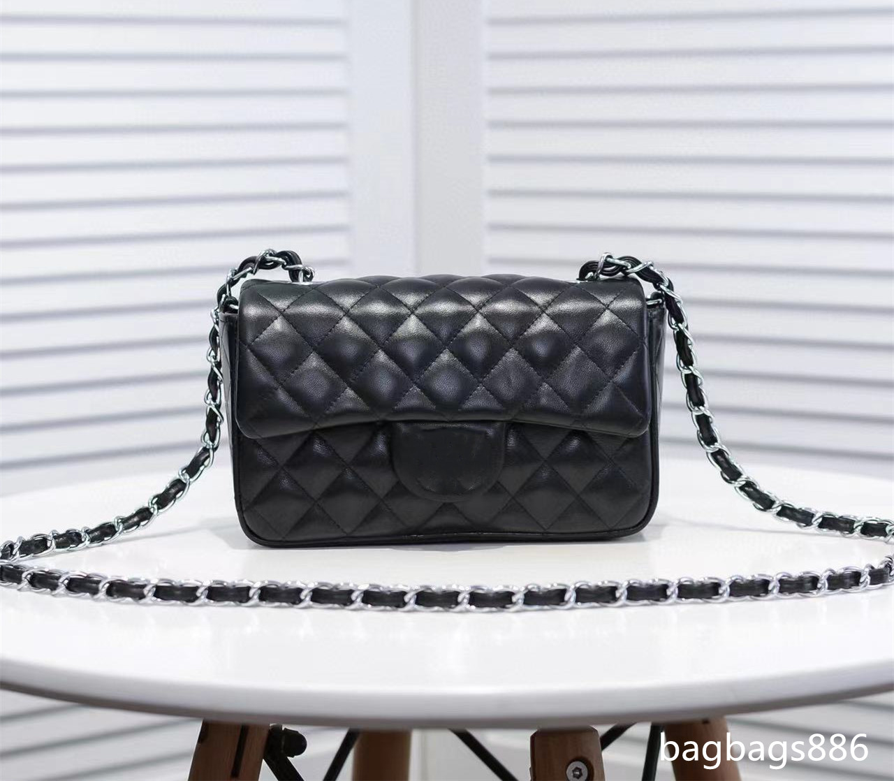 7A 2023 female luxury fashion designer bag bags of black caviar sheepskin leather chain women channel 20 cm flap shoulder crossbody bag with high quality growling, Black caviar gold buckle
7A 2023 female luxury fashion designer bag bags of black caviar sheepskin leather chain women channel 20 cm flap shoulder crossbody bag with high quality growling, Black caviar gold buckle