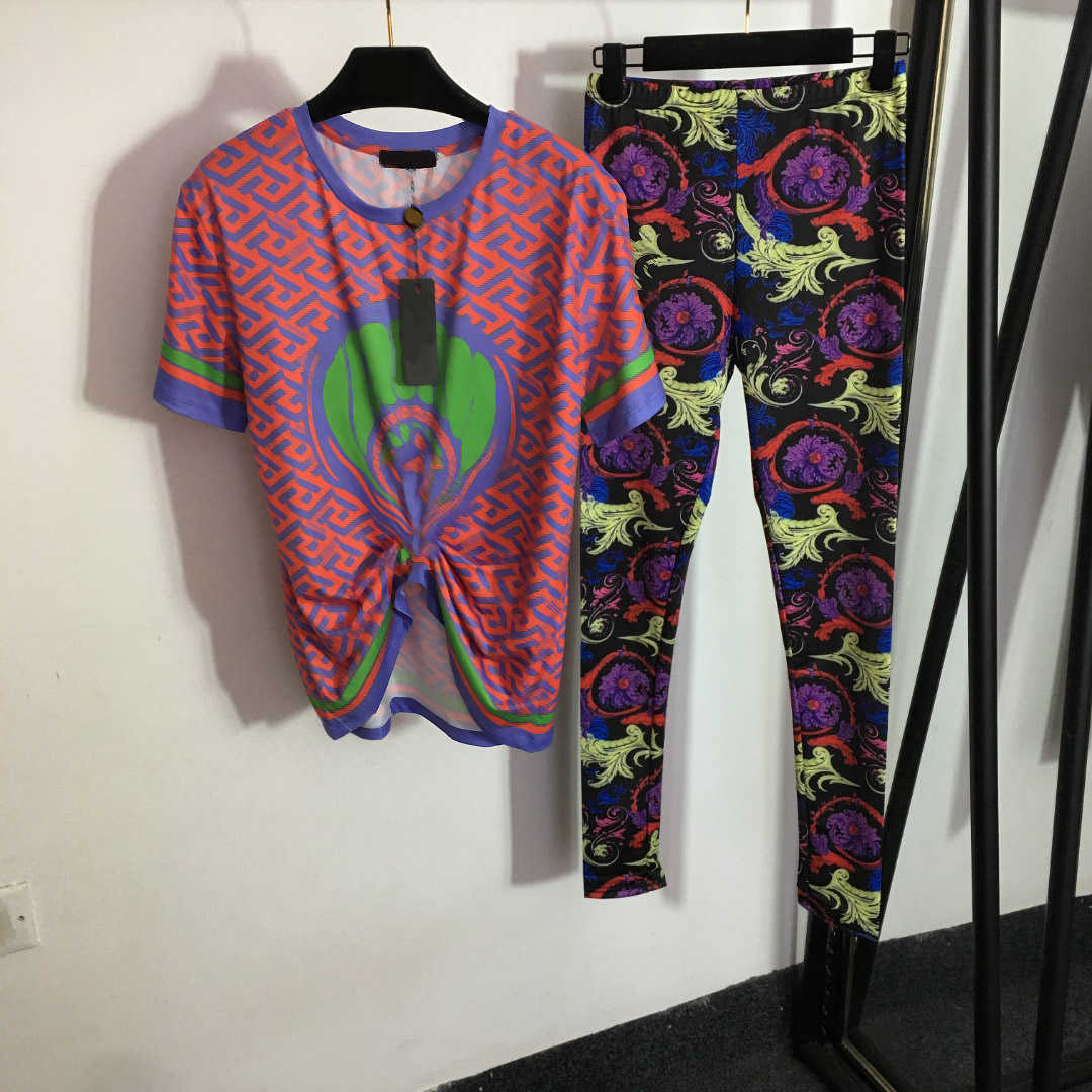 23ss Womens tracksuits Yoga clothes womens designer clothing Pin Portrait Pleated Short Sleeve T-shirt Retro Print Tight Leggings sets High quality women clothes
23ss Womens tracksuits Yoga clothes womens designer clothing Pin Portrait Pleated Short Sleeve T-shirt Retro Print Tight Leggings sets High quality women clothes