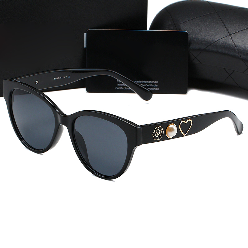Women Designer Sunglasses Classic Eyeglasses Flower Love Pearl Goggle Outdoor Sunmmer Beach Sun Glasses For Woman Man 5 Color Optional Triangular Signature Cat Eye
Women Designer Sunglasses Classic Eyeglasses Flower Love Pearl Goggle Outdoor Sunmmer Beach Sun Glasses For Woman Man 5 Color Optional Triangular Signature Cat Eye
