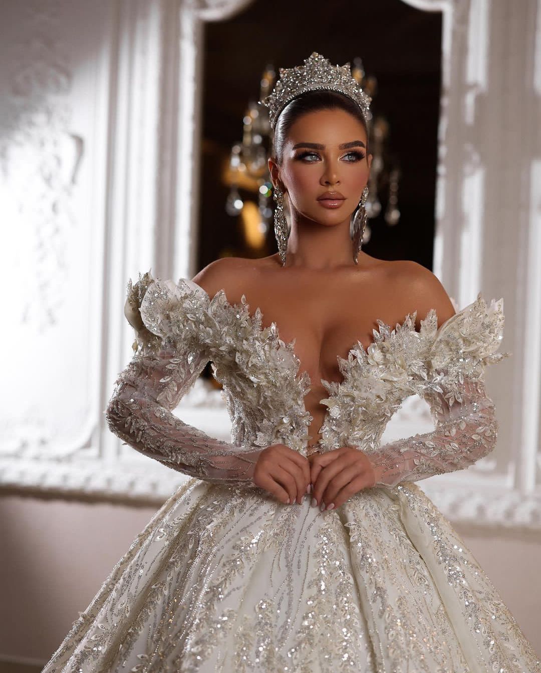 Exquisite Ball Gown Wedding Dresses Long Sleeves V Neck 3D Lace Sequins Appliques Ruffles Bridal Gowns Diamonds Formal Dress Plus Size Custom Made Ves