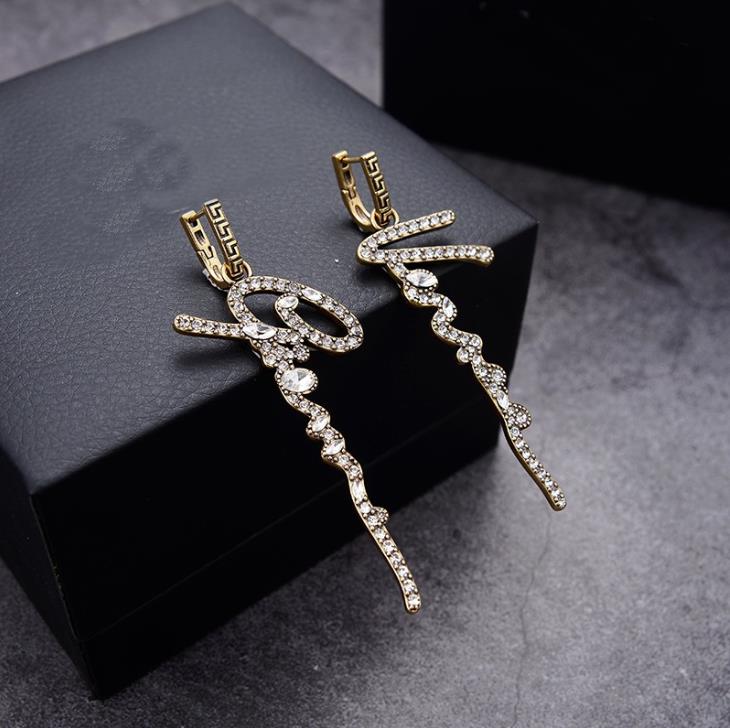 New Fashion Ear Stud Greece Meander pattern Medusa Portrait Sculpture pendent women men La Medusa Greca Hoop Earrings gold Designer Jewelry VerE-84
New Fashion Ear Stud Greece Meander pattern Medusa Portrait Sculpture pendent women men La Medusa Greca Hoop Earrings gold Designer Jewelry VerE-84