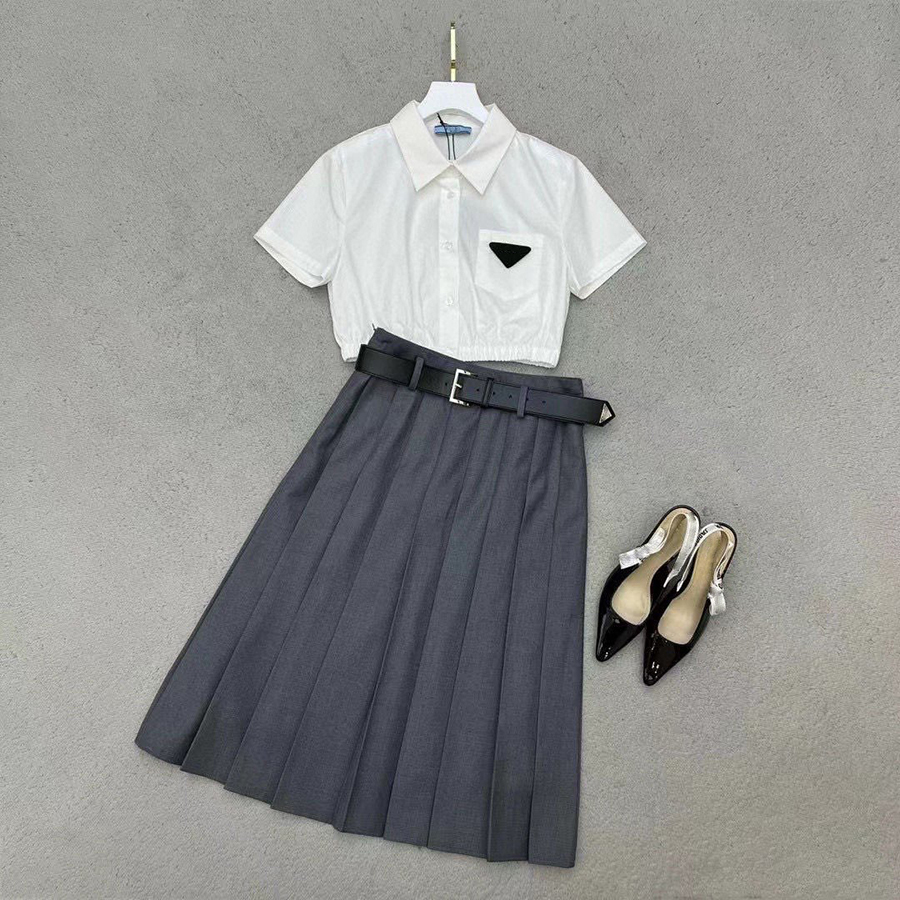 Designer Two Piece Dress Woman Fashion Long Skirt Short Shirt Set Summer Casual Commute Suit Women Elegant Pleated Skirts Sets With Belt565
Designer Two Piece Dress Woman Fashion Long Skirt Short Shirt Set Summer Casual Commute Suit Women Elegant Pleated Skirts Sets With Belt565