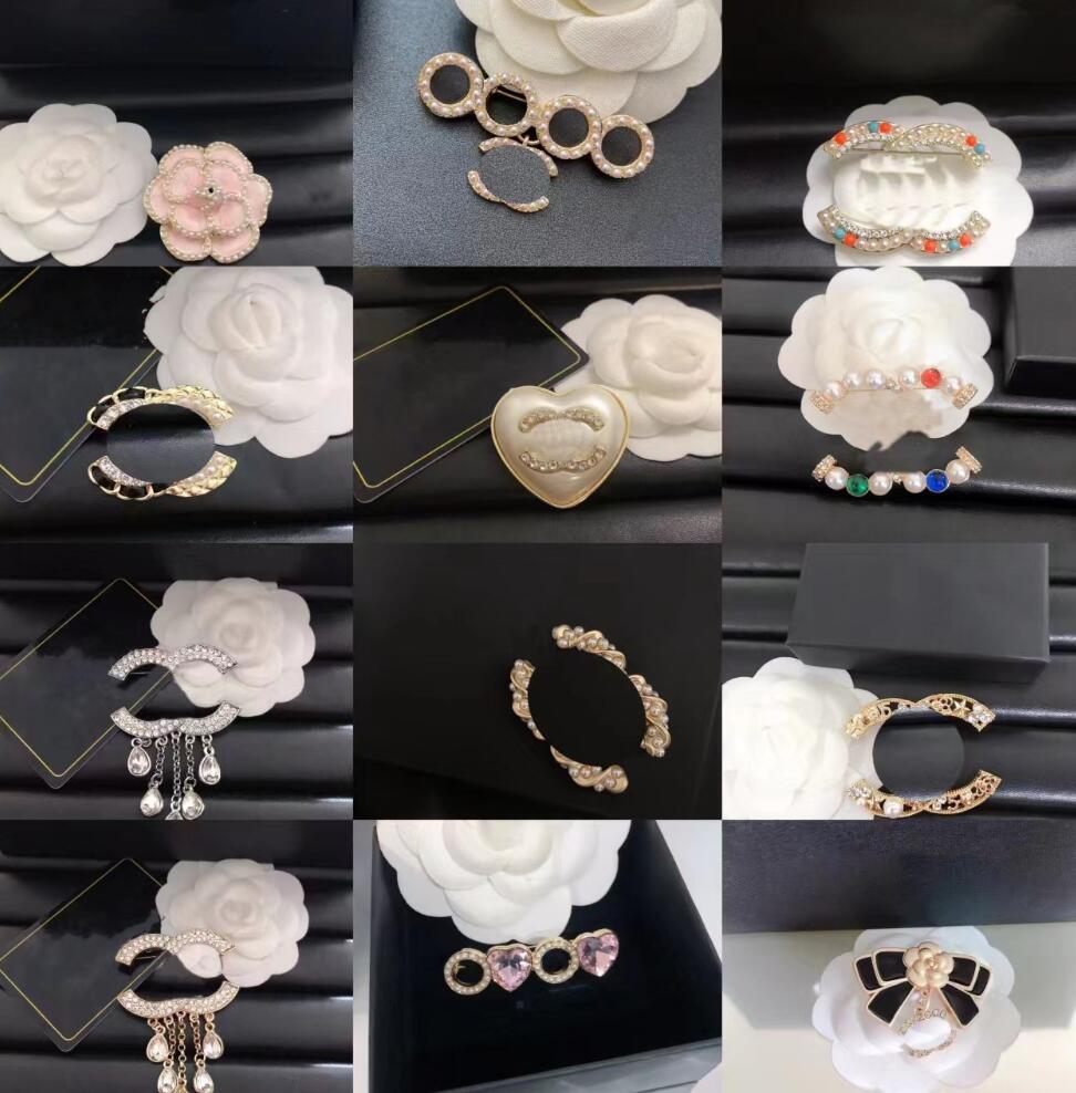 Brand Designer C Double Letter Brooches Women Men Couples Luxury Rhinestone Diamond Crystal Pearl Brooch Suit Laple Pin Metal Fashion Jewelry Accessories
Brand Designer C Double Letter Brooches Women Men Couples Luxury Rhinestone Diamond Crystal Pearl Brooch Suit Laple Pin Metal Fashion Jewelry Accessories