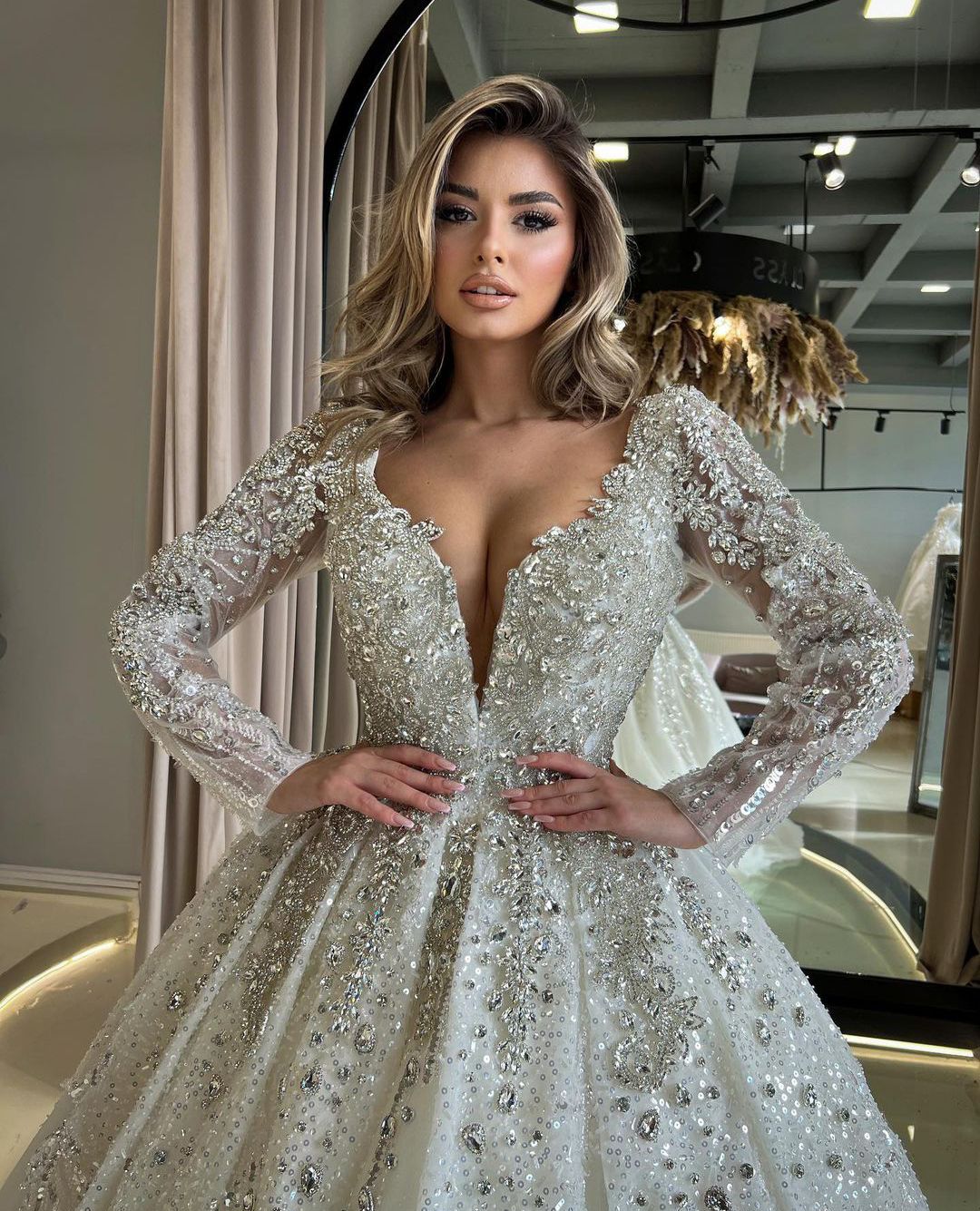 Luxury Ball Gown Wedding Dresses V Neck Long Sleeves Sequins Appliques Diamonds Beaded Floor Length 3D Lace Ruffles Zipper Bridal Gowns Plus Size Vest