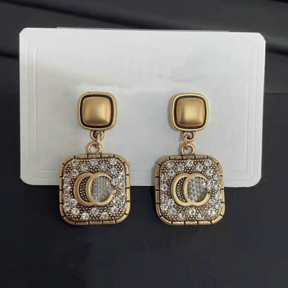 Classic Vintage Dangle Earrings Luxury Designer Earring Letters Jewelry Women 18K Plated Diamond Party Wedding Gifts
Classic Vintage Dangle Earrings Luxury Designer Earring Letters Jewelry Women 18K Plated Diamond Party Wedding Gifts