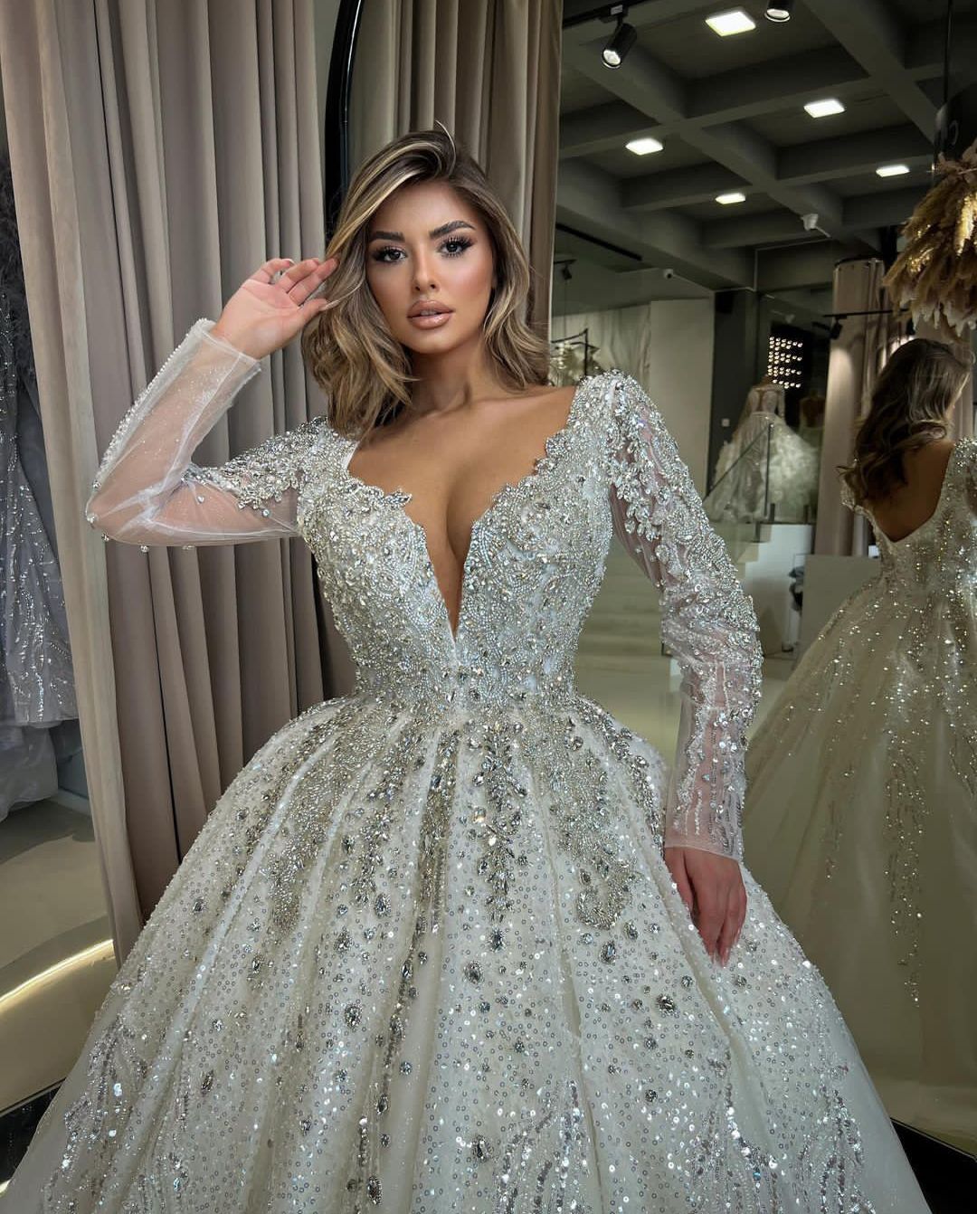Luxury Ball Gown Wedding Dresses V Neck Long Sleeves Sequins Appliques Diamonds Beaded Floor Length 3D Lace Ruffles Zipper Bridal Gowns Plus Size Vest