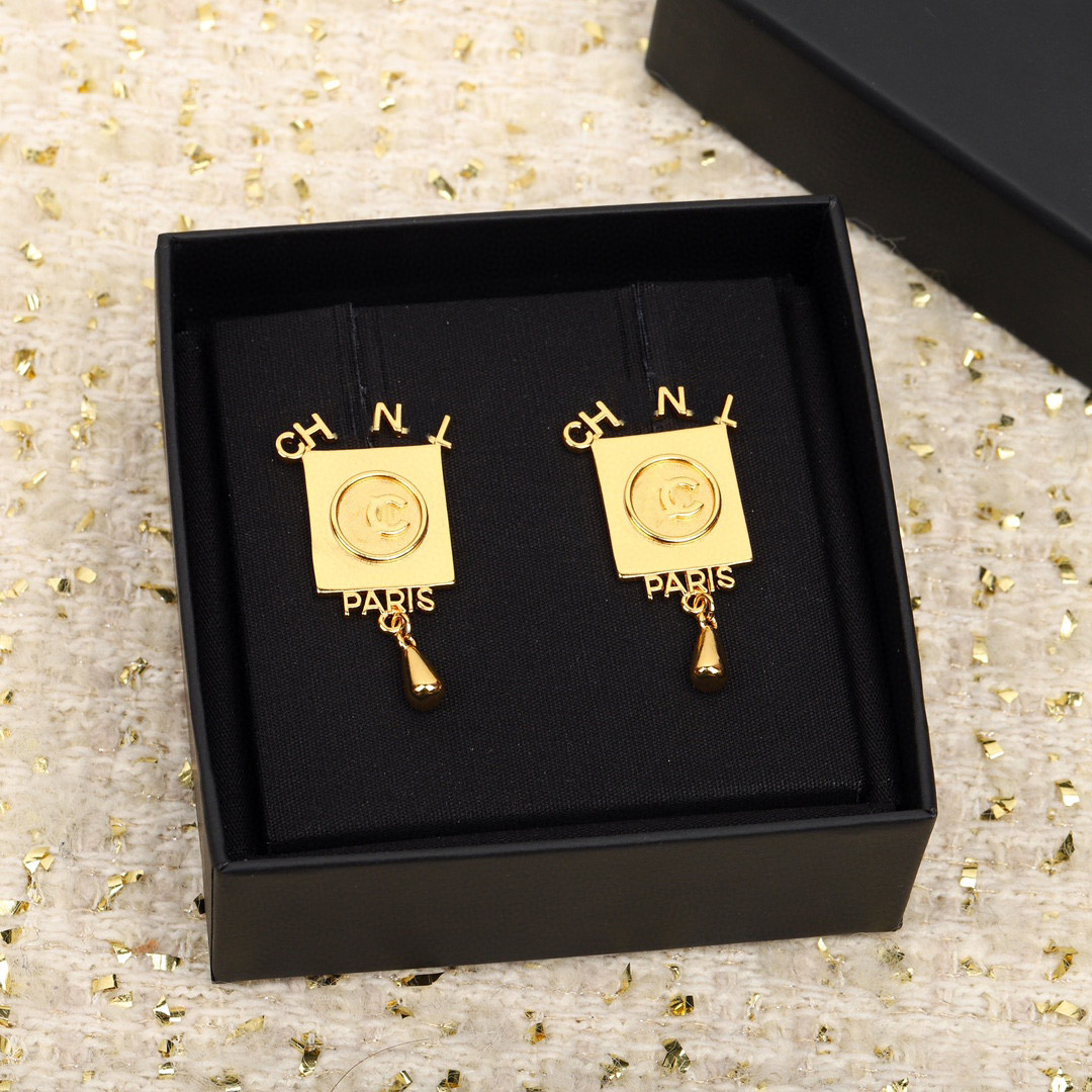 2023 Luxury quality charm drop earring with words and square shape design in 18k gold plated have box stamp PS7776A
2023 Luxury quality charm drop earring with words and square shape design in 18k gold plated have box stamp PS7776A
