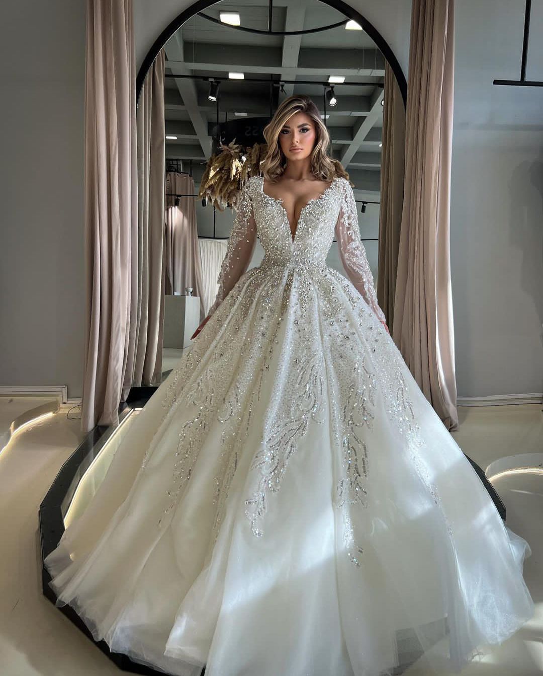 Luxury Ball Gown Wedding Dresses V Neck Long Sleeves Sequins Appliques Diamonds Beaded Floor Length 3D Lace Ruffles Zipper Bridal Gowns Plus Size Vest