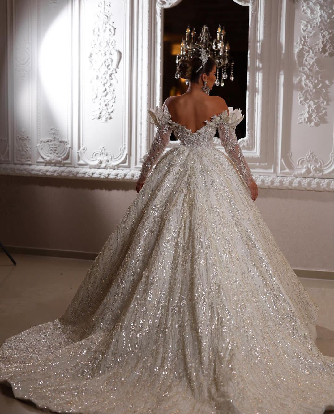 Exquisite Ball Gown Wedding Dresses Long Sleeves V Neck 3D Lace Sequins Appliques Ruffles Bridal Gowns Diamonds Formal Dress Plus Size Custom Made Ves